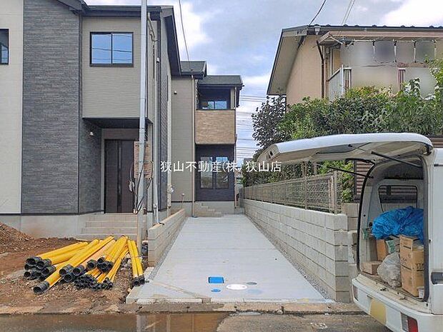 プライベート感のある敷延物件:道路から奥まった「敷地延長(カースペース)」タイプのため、通りからの視線が届きにくく、静かでプライベートな住環境を守れます