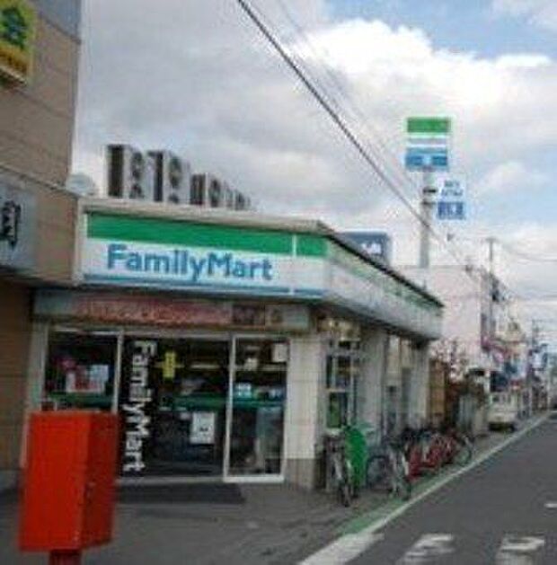 ファミリーマート入曽駅前店 徒歩11分。 810m