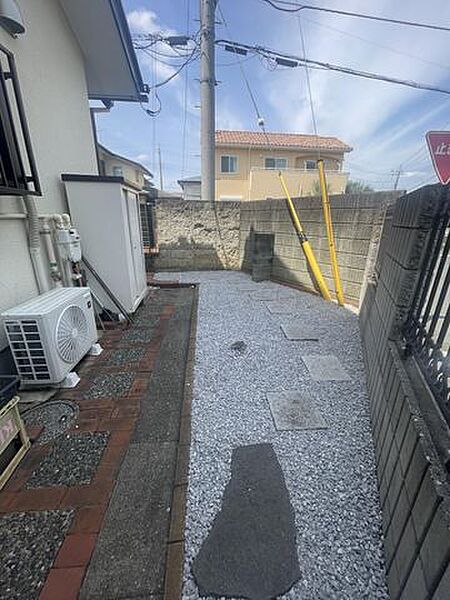 73坪の広大な敷地でありながら、建物の周囲には綺麗に石が敷き詰められており、すっきりとした美しい景観を保っています。