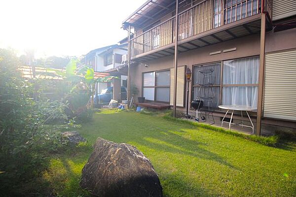 広々したお庭のあるお住まいです。明るい南向きです。