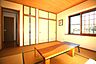 和室：和室には押入もあり、布団などの収納にも便利です。