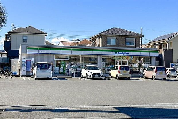 ファミリーマート入間春日町店 徒歩14分。 1100m