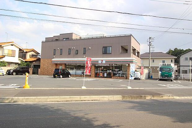 セブンイレブン狭山東三ツ木店 徒歩11分。 860m