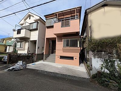 外観:落ち着いたブラウンの外壁が魅力的な3階建。南道路に面し、陽当りと開放感に優れた明るい外観です。 外観:落ち着いたブラウンの外壁が魅力的な3階建。南道路に面し、陽当りと開放感に優れた明るい外観です。