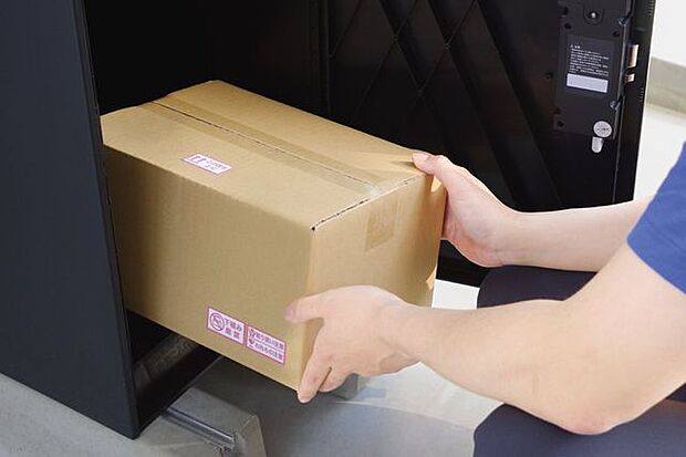 不在時でも荷物を受け取れる宅配ボックスを設置。再配達の手間を減らし、留守の多いご家庭にも便利です。（画像はイメージです）