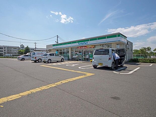 ファミリーマート所沢牛沼店まで徒歩約7分(約560m)