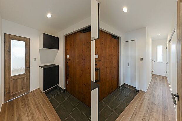 忙しい朝もスムーズに。家族の靴もベビーカーもすっきり収納できるSIC付