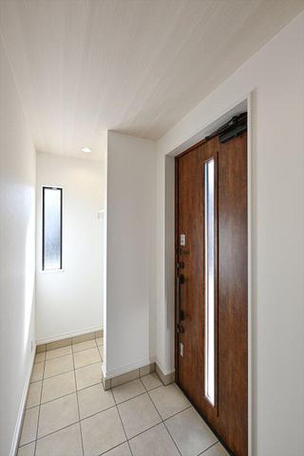 玄関は土間続きのSICを備えたゆとりある空間です。採光窓も設け自然の光が射し込みます。