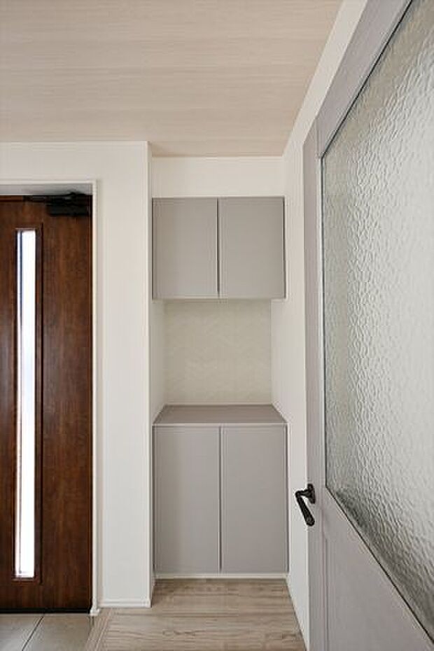 ナチュラルな雰囲気を演出できるグレイッシュカラーで統一された建具たち。シューズボックスはこちらにスッキリと収まるタイプ。