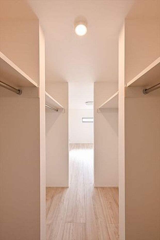 主寝室には大容量のWICをご用意。ご夫婦の衣類・荷物をスッキリ仕分けて収納いただけます。