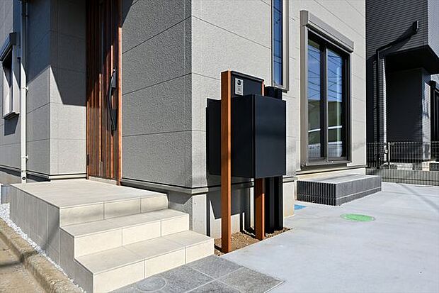 玄関には、今や欠かせない設備となった宅配boxも備えています。