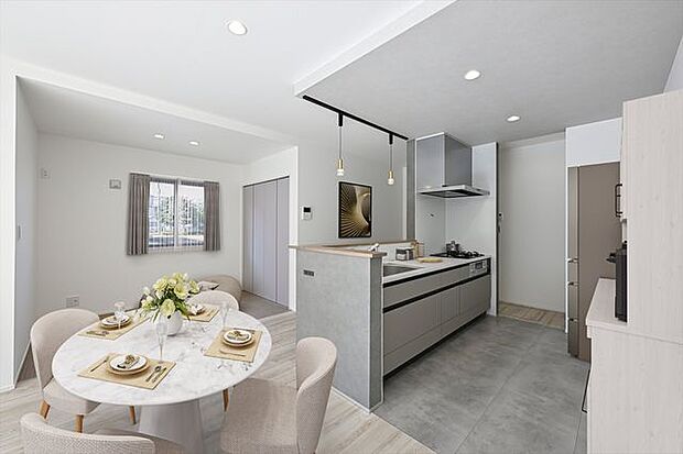 キッチンとリビングダイニングの床は「素材」に差をつけてゾーニング。キッチンにはモルタルのような質感が楽しめる床材をアクセントにしました。