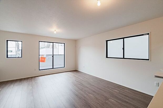 2面採光で明るいリビング