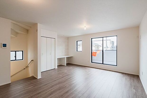 リビング階段と大きな南向きの窓