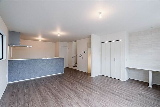 落ち着いた木目調フローリングと淡色の壁が調和するLDK