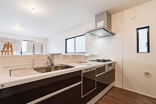 モダンなグレートーンのシステムキッチン