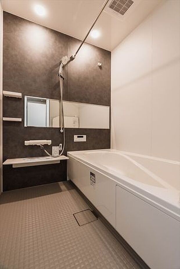 落ち着いた雰囲気の浴室