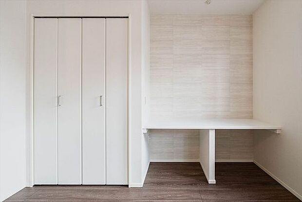 クローゼットと便利な造作カウンター付き