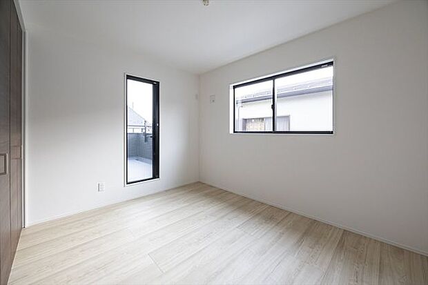 2F 洋室6.5帖 二面採光です