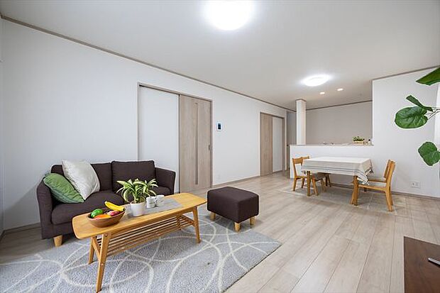 ナチュラルな色合いのフローリングが心地よいLDK