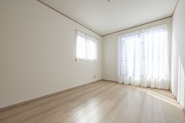 2F　洋室6.5帖　二面採光のお部屋