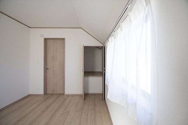 納戸6帖　収納棚あり