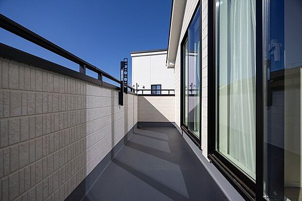 バルコニー　2部屋から出入り可能なバルコニー