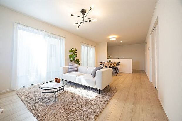 二面採光の明るいリビング