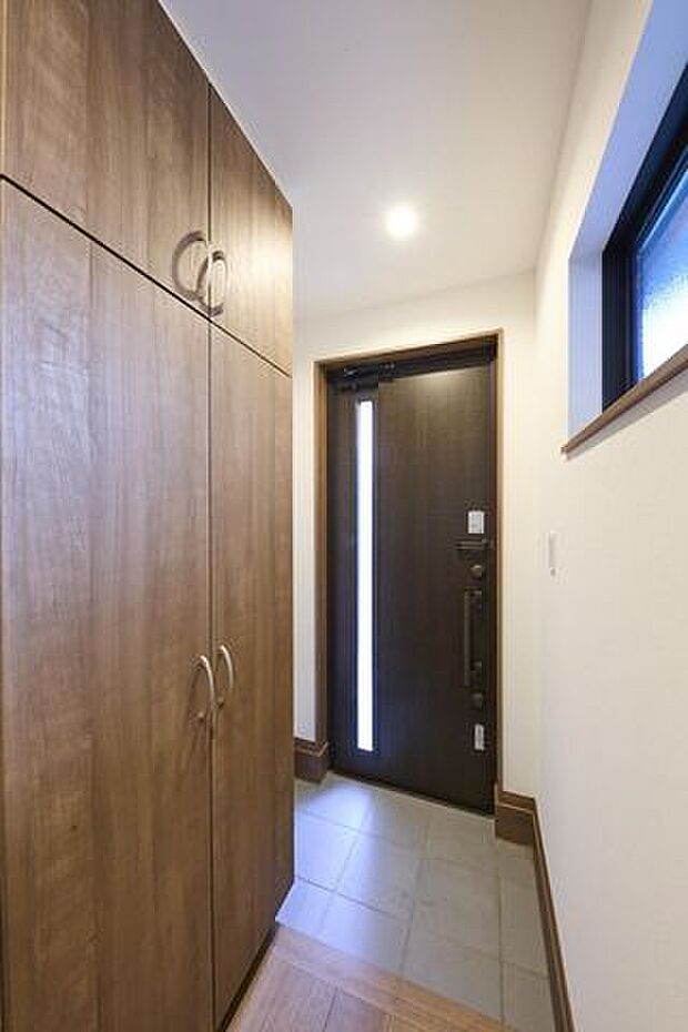 充実した玄関収納を完備