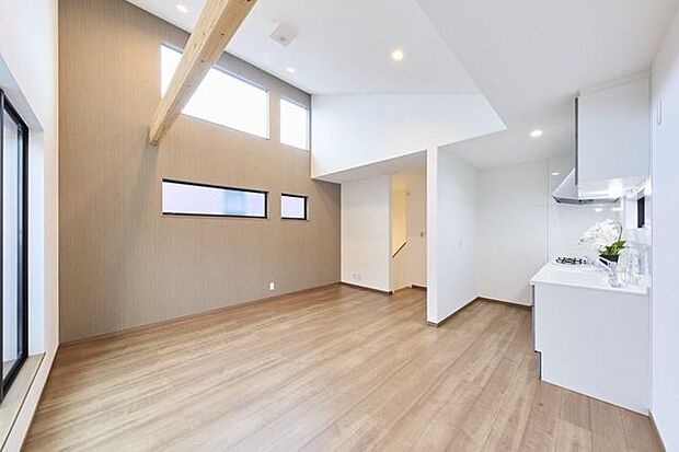 高窓から自然光が差し込みます。