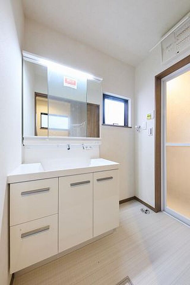 三面鏡と豊富な収納を備えた機能的な洗面化粧台