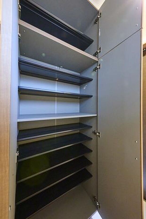 大家族にも対応可能な大容量のシューズボックス