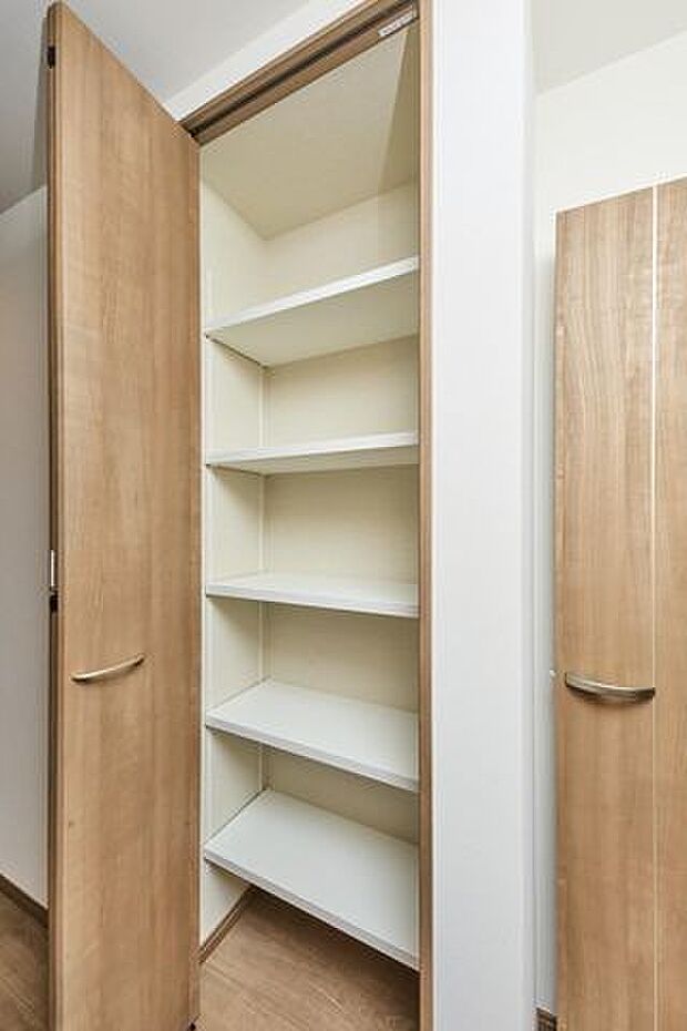 可動式の棚付き収納