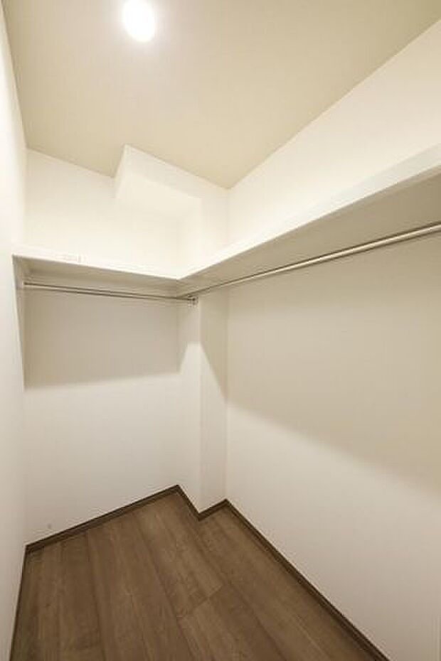 衣類や季節物をまとめてしまえる設計です。