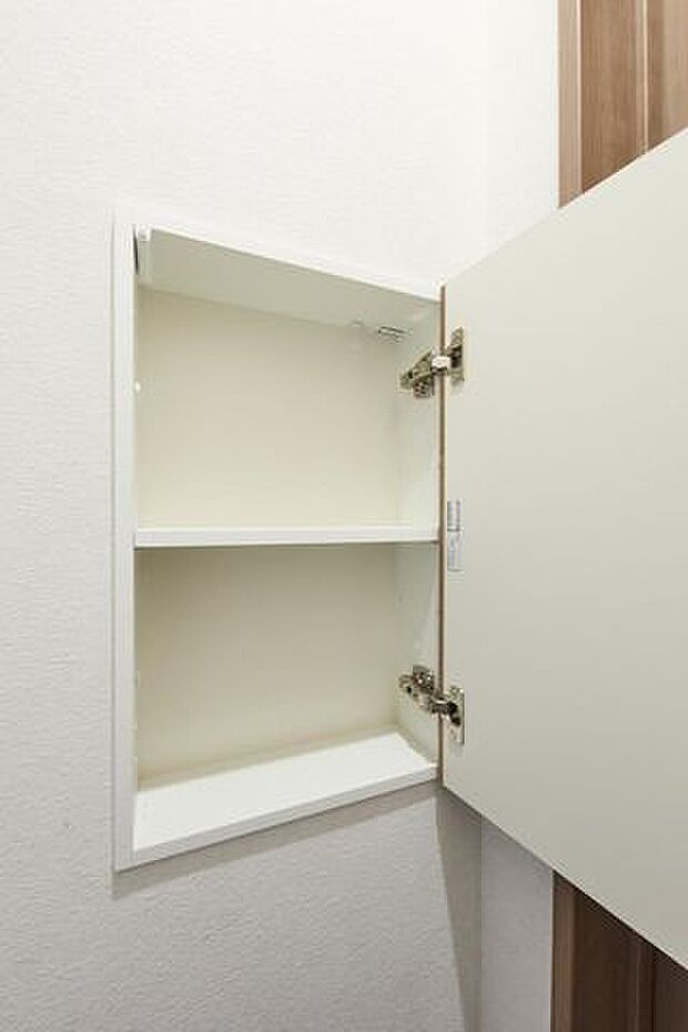 備え付けの収納棚でトイレ用品もスッキリ