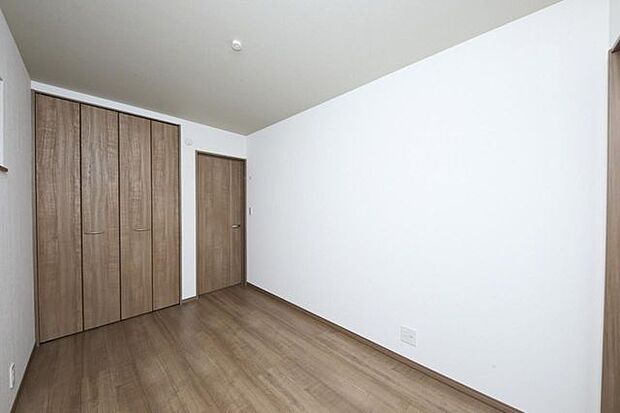 壁一面の収納付きで、衣類や雑貨もすっきり片付きます。