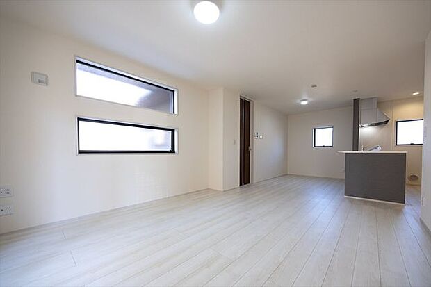 三面採光で明るいリビングです