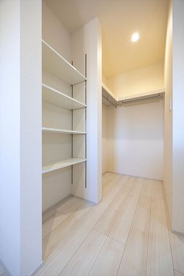 リビングにWICあり。ファミリークローゼットとしてもいいですね。