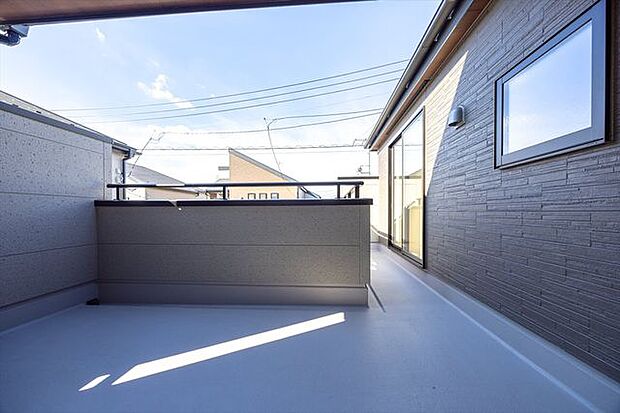 バルコニー　2部屋から出入り可能です。