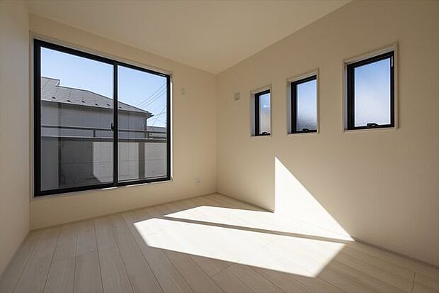 2F　洋室6.08帖　バルコニーのあるお部屋