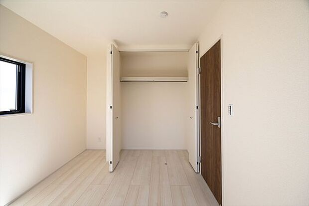 2F　洋室6.08帖　収納