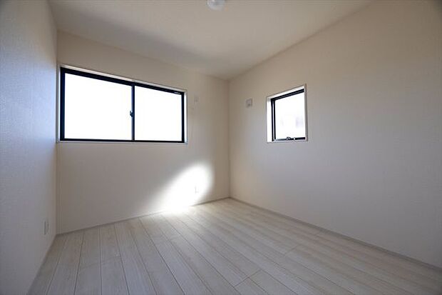 2F　洋室5.33帖　二面採光のお部屋です