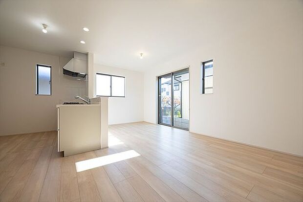 南側の窓から陽が差し込みます