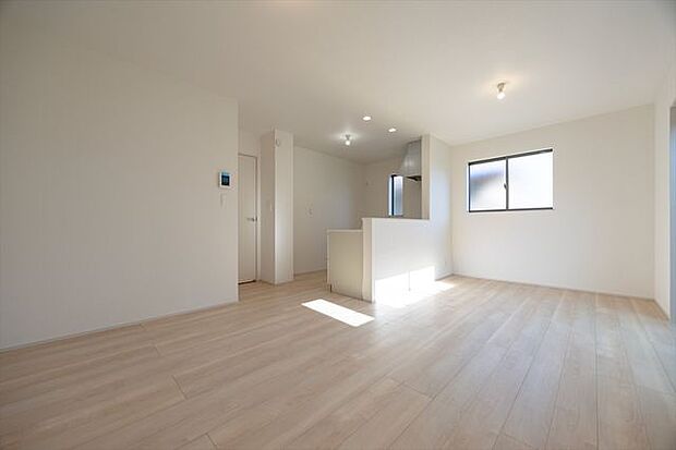 ナチュラルなフローリングと白壁の落ち着いたリビングダイニング