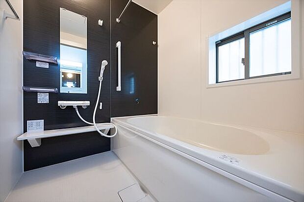 ブラウン系パネルが落ち着いた雰囲気の浴室