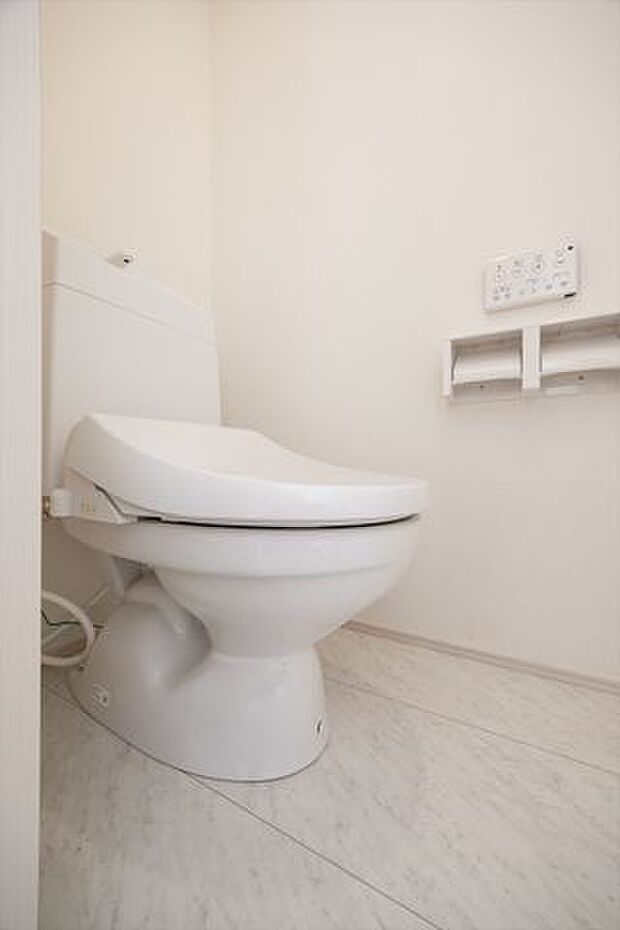 2階トイレ冬場でもひやっとしない温水洗浄便座を採用。