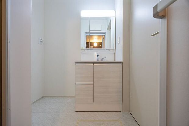 シンプルで清潔感漂う洗面所