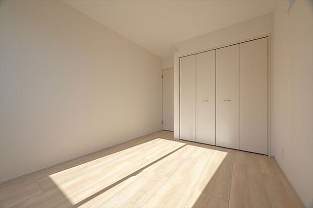 シンプルで落ち着いた洋室