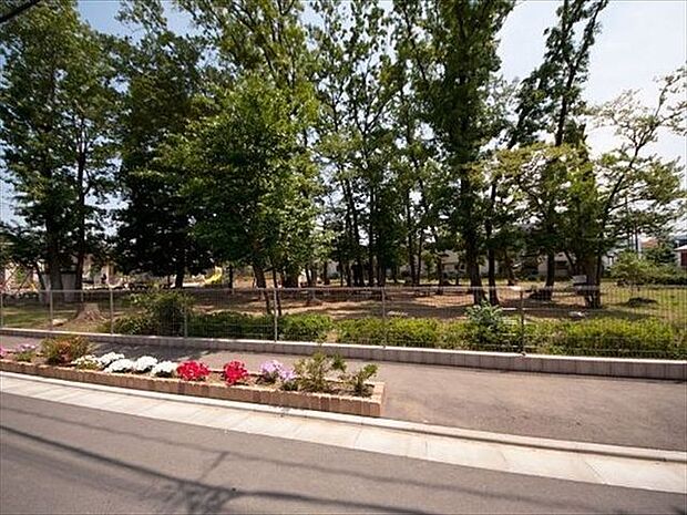 花園緑地 徒歩11分。 840m