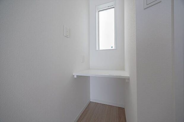 1F　洋室7.3帖　カウンター付きなのでお仕事やお勉強スペースとしてもいいですね